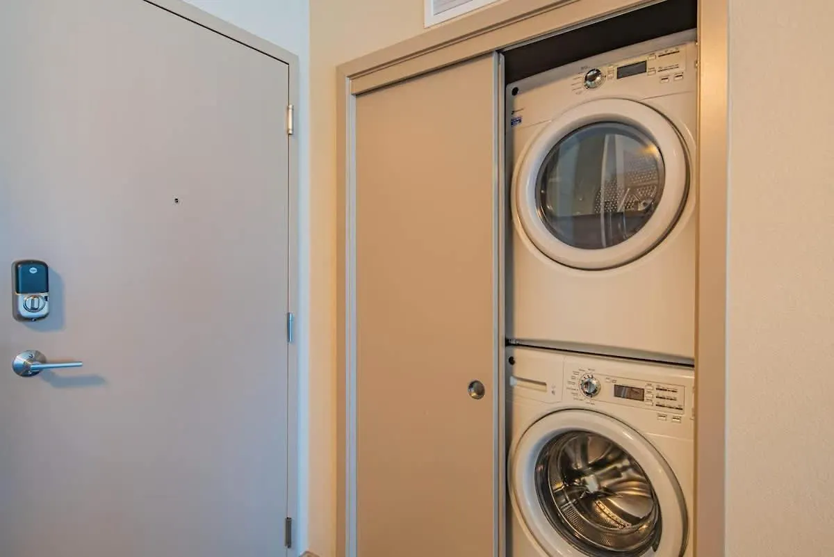 Apartment Spacious 2Bd Dt - Balcony, Gym, W-D, Parking - Sleeps 8 Phoenix