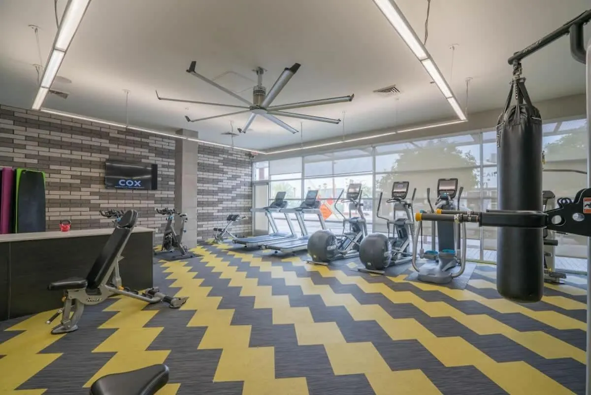 Spacious 2Bd Dt - Balcony, Gym, W-D, Parking - Sleeps 8 Phoenix 0*,