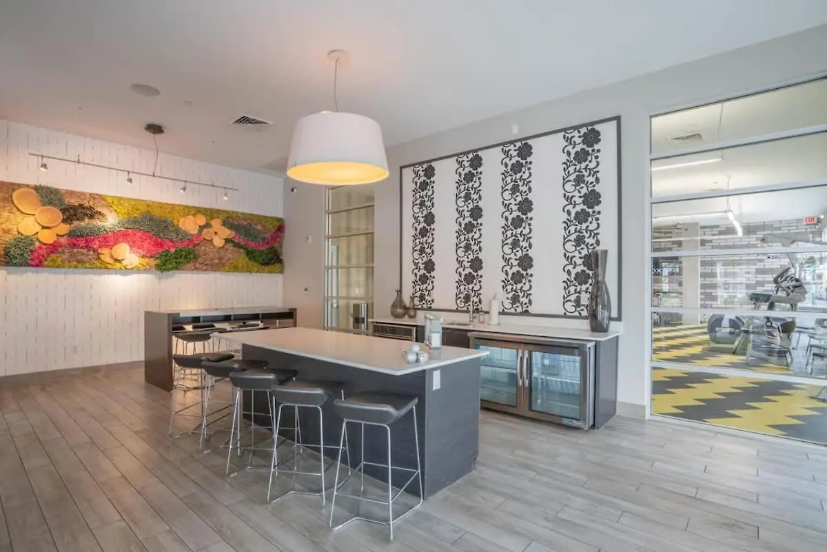 Spacious 2Bd Dt - Balcony, Gym, W-D, Parking - Sleeps 8 Phoenix Apartment