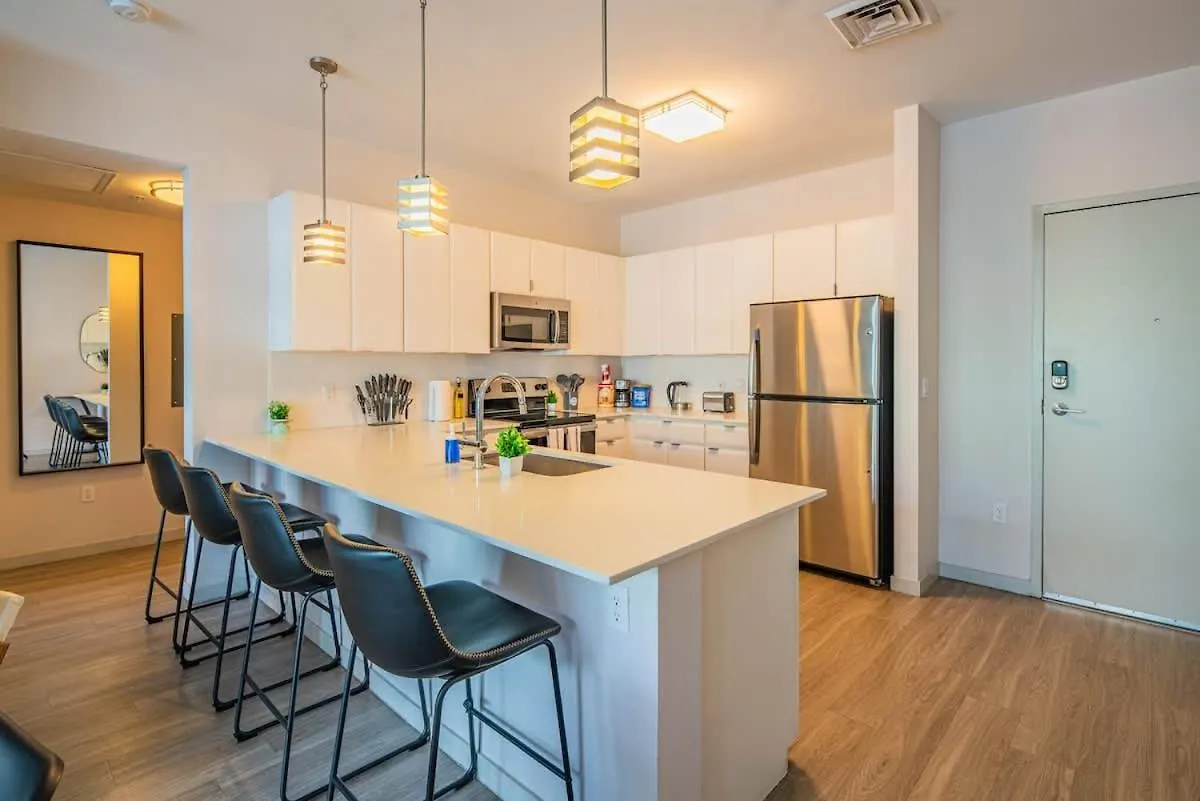 Apartment Spacious 2Bd Dt - Balcony, Gym, W-D, Parking - Sleeps 8 Phoenix
