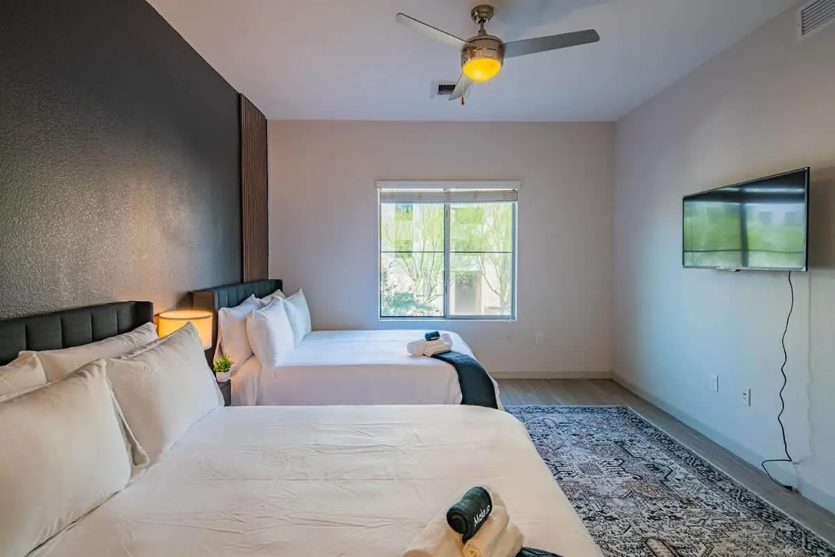 Apartment Spacious 2Bd Dt - Balcony, Gym, W-D, Parking - Sleeps 8 Phoenix