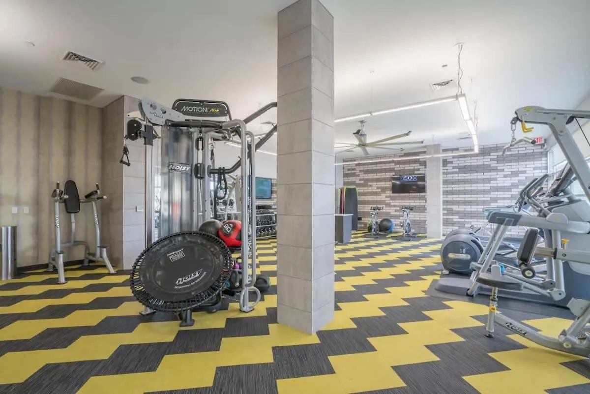 Spacious 2Bd Dt - Balcony, Gym, W-D, Parking - Sleeps 8 Phoenix Apartment