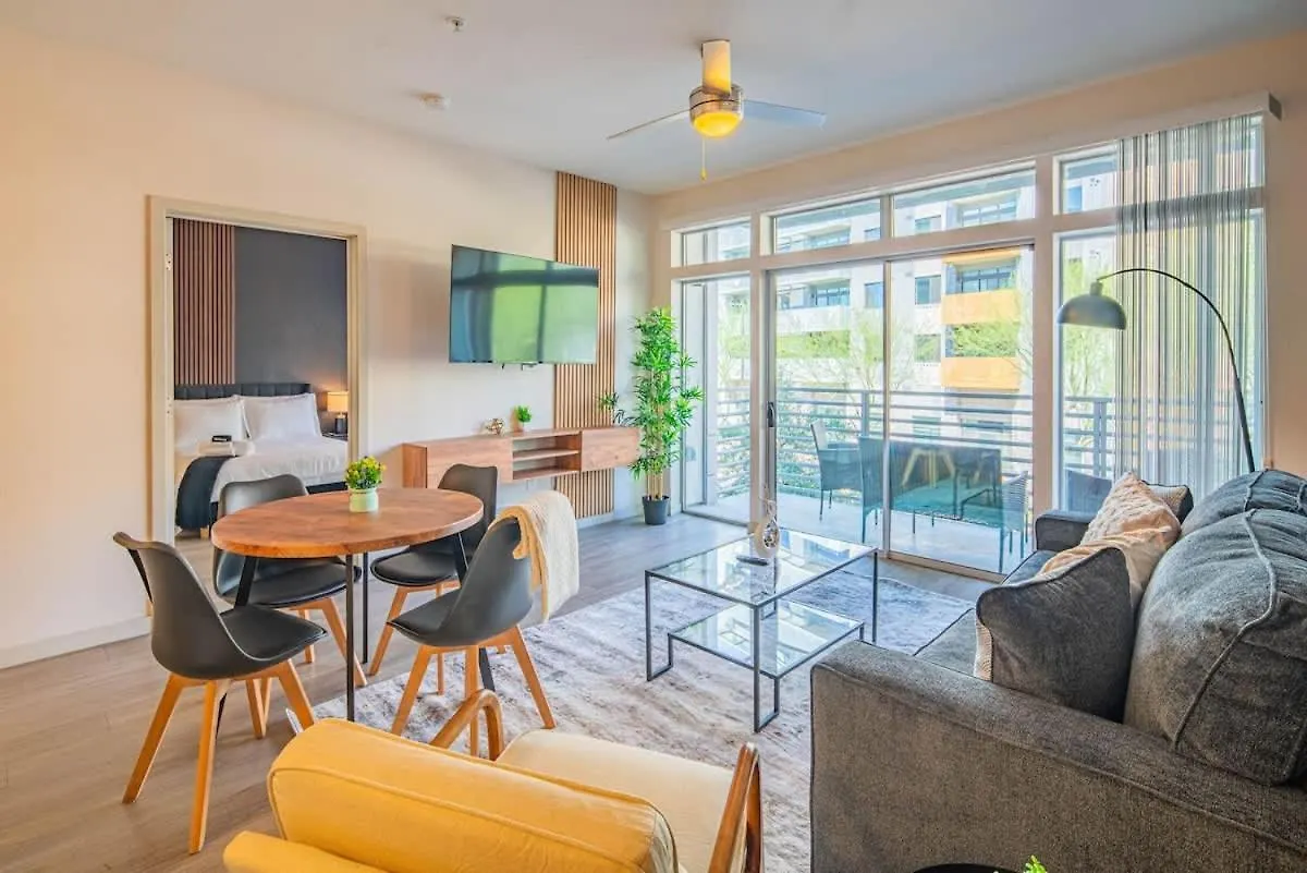 Apartment Spacious 2Bd Dt - Balcony, Gym, W-D, Parking - Sleeps 8 Phoenix