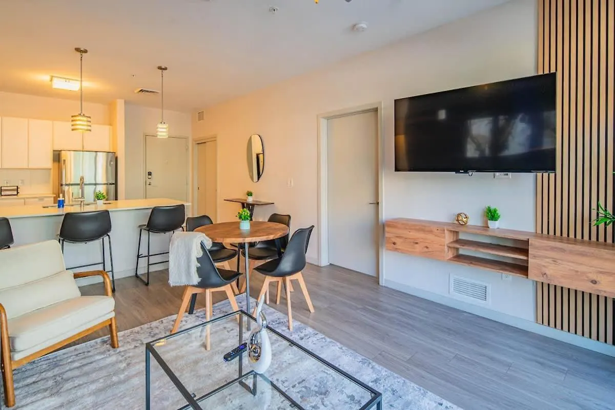 Spacious 2Bd Dt - Balcony, Gym, W-D, Parking - Sleeps 8 Phoenix Apartment